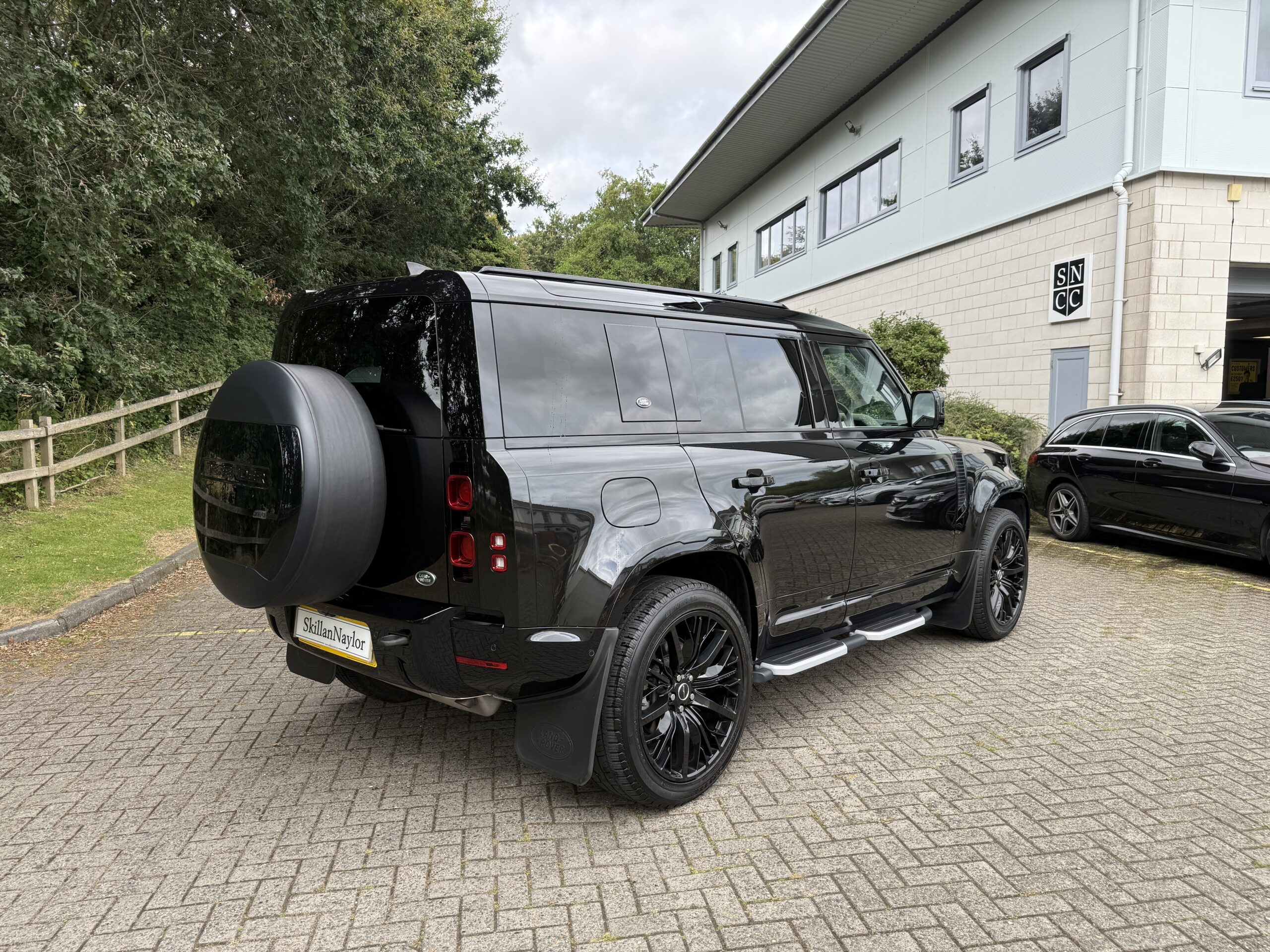 2022 Land Rover Defender 110 2.0 P400e x-Dynamic HSE 5Dr Auto