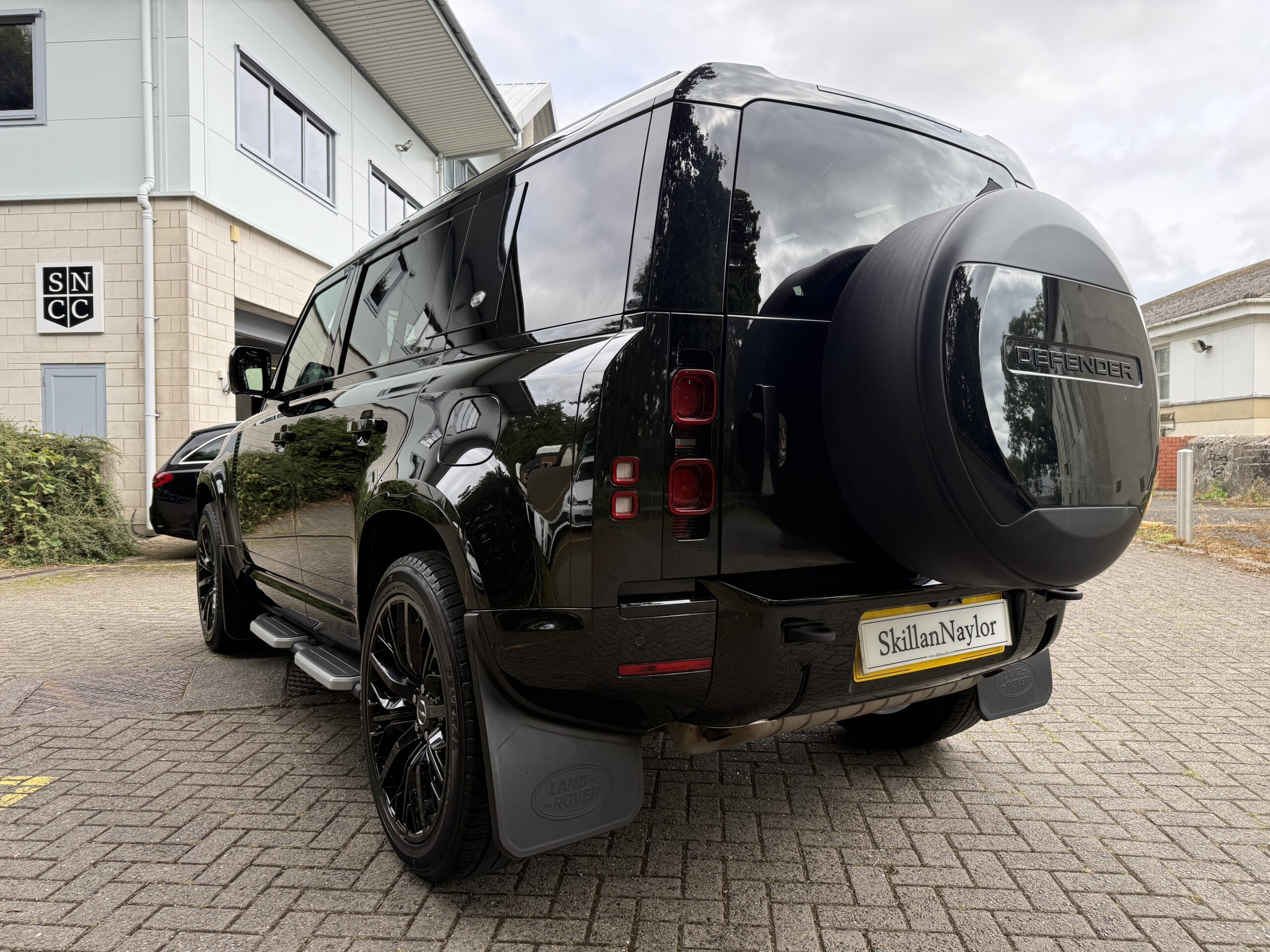2022 Land Rover Defender 110 2.0 P400e x-Dynamic HSE 5Dr Auto