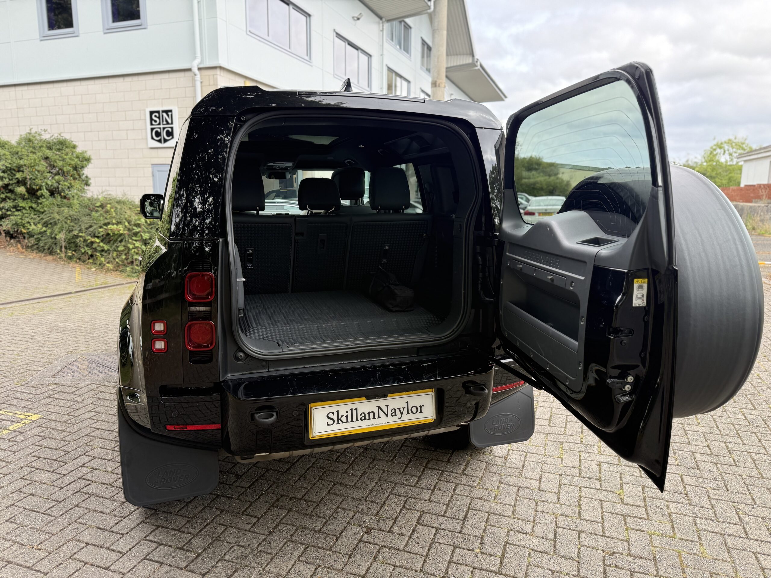 2022 Land Rover Defender 110 2.0 P400e x-Dynamic HSE 5Dr Auto