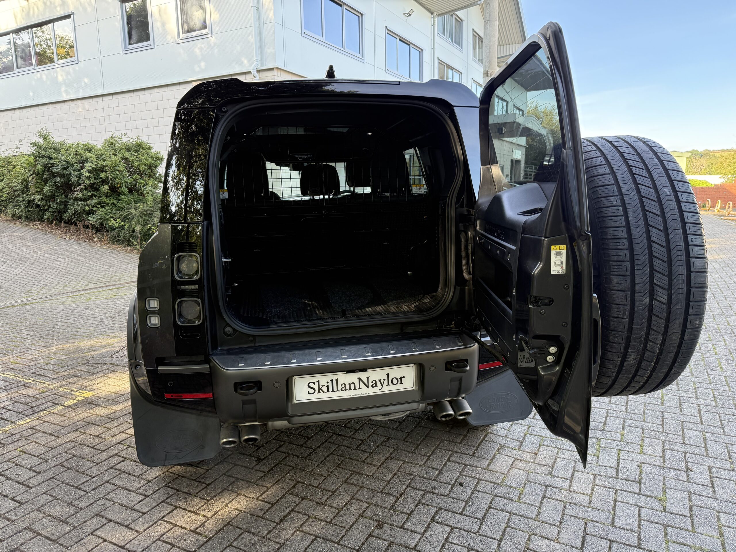2022 Land Rover Defender 110 5.0 P525 Supercharged V8 5Dr Auto